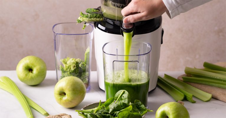 Nước ép cần tây khó ép và dễ bị kẹt bã.